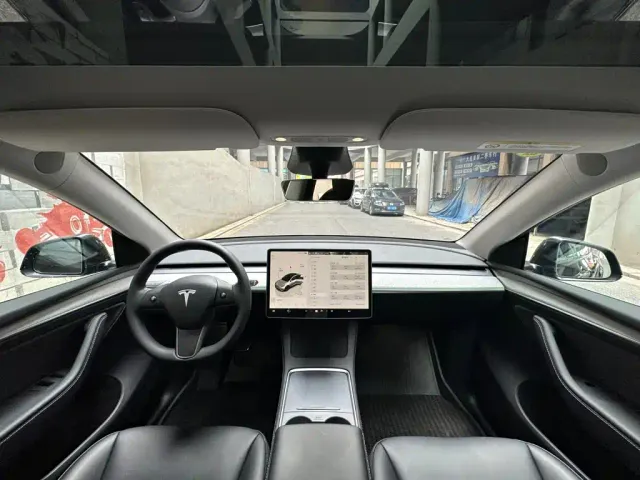 Tesla Model Y — Фото автомобиля 11