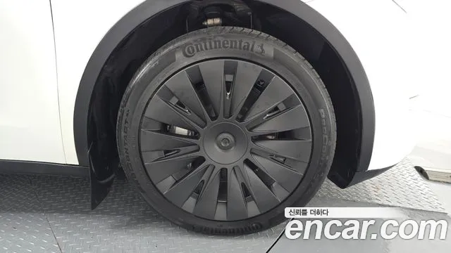 Tesla Model Y — Фото автомобиля 21