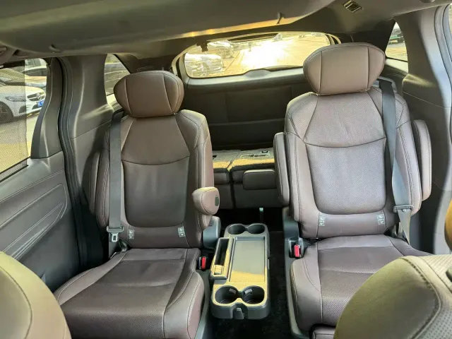 Toyota Sienna — Фото автомобиля 4