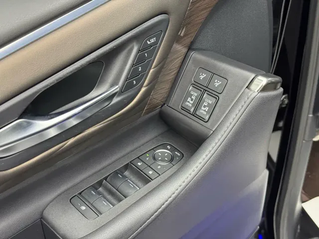 Toyota Vellfire — Фото автомобиля 6