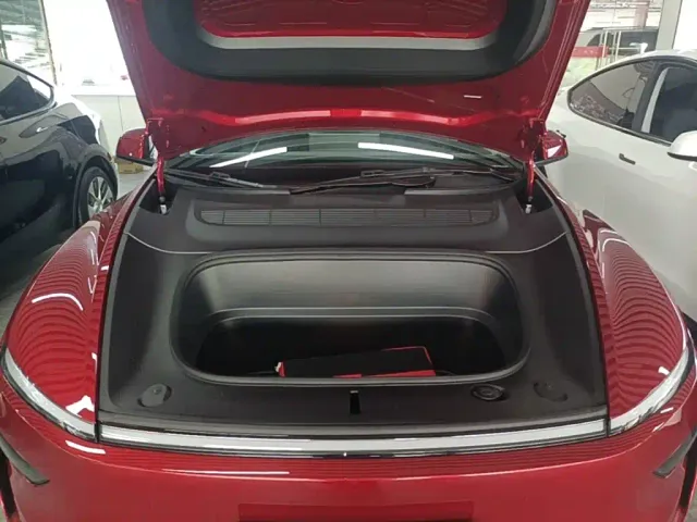 Tesla Model Y — Фото автомобиля 19
