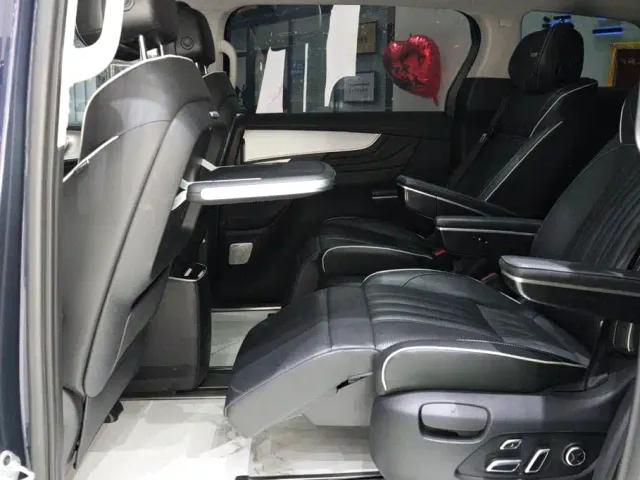 Roewe iMAX8 — Фото автомобиля 22