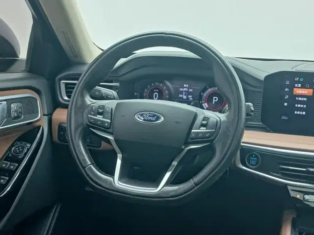 Ford Explorer — Фото автомобиля 10