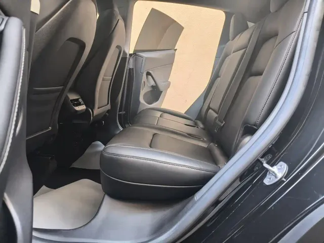 Tesla Model Y — Фото автомобиля 8