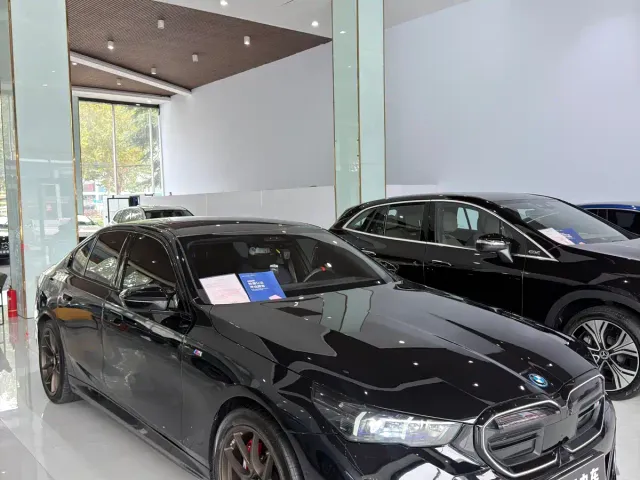 BMW i5 M60 — Фото автомобиля 3