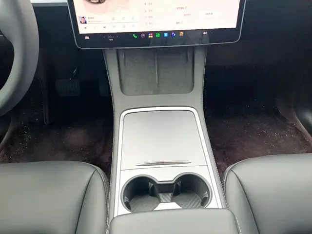 Tesla Model Y — Фото автомобиля 13