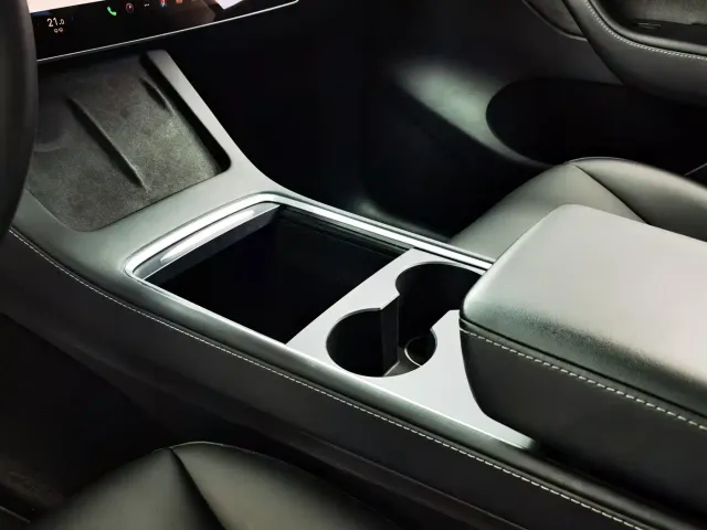 Tesla Model Y — Фото автомобиля 10