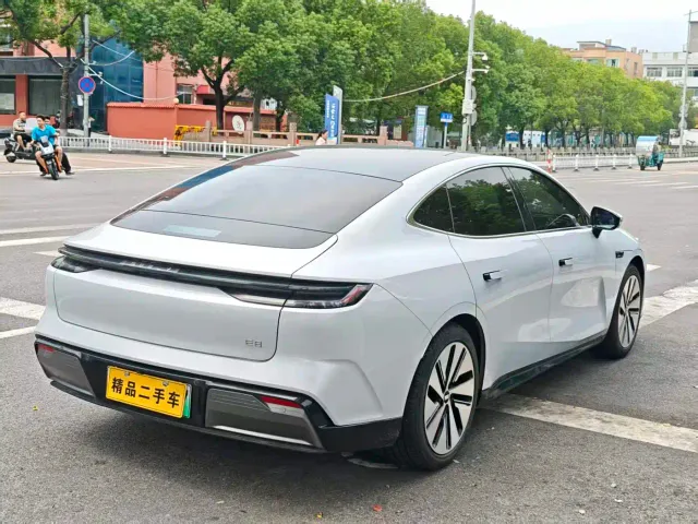 Geely Galaxy E8 — Фото автомобиля 11