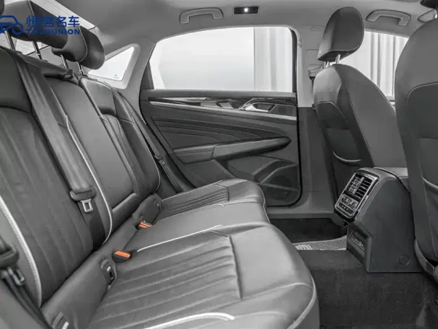 Volkswagen Passat — Фото автомобиля 16