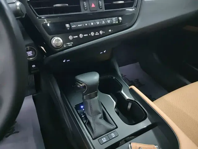 Lexus ES — Фото автомобиля 13