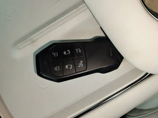 Xpeng X9 — Фото автомобиля 8
