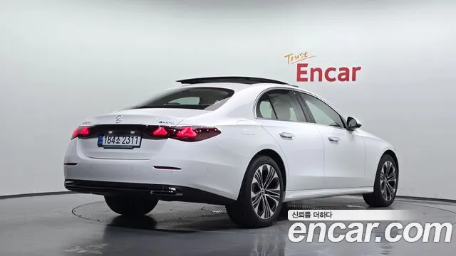 Mercedes-Benz E-Class — Фото автомобиля 2