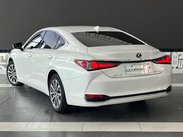 Lexus ES — Фото автомобиля 6