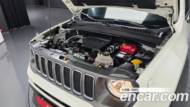 Jeep Renegade — Фото автомобиля 9