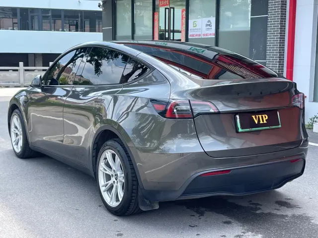 Tesla Model Y — Фото автомобиля 4