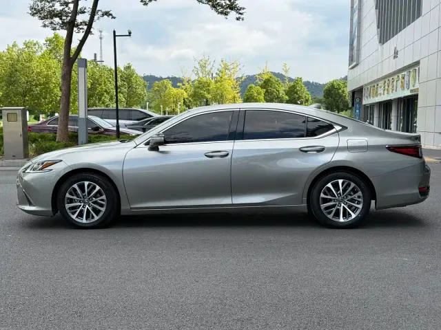 Lexus ES — Фото автомобиля 4
