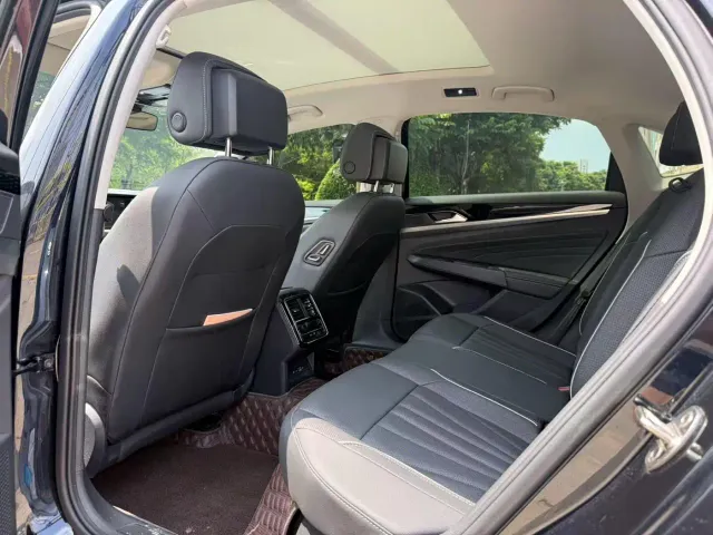 Volkswagen Passat — Фото автомобиля 6