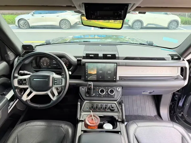 Land Rover Defender — Фото автомобиля 9