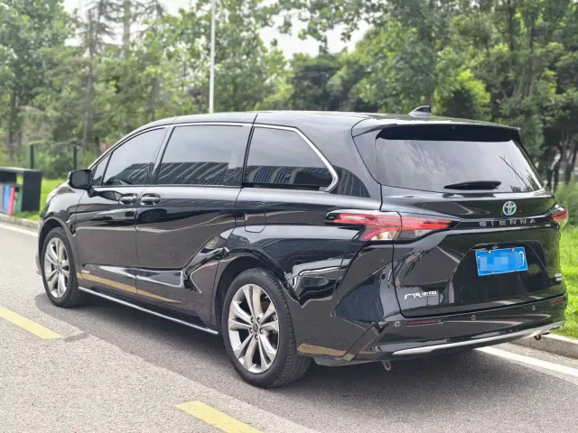 Toyota Sienna — Фото автомобиля 16