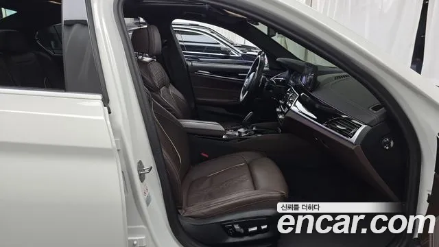 BMW 5 Series G30 — Фото автомобиля 16