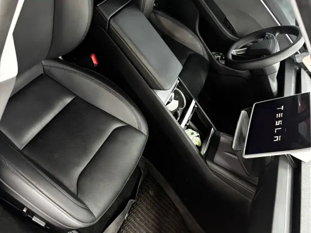 Tesla Model 3 — Фото автомобиля 8