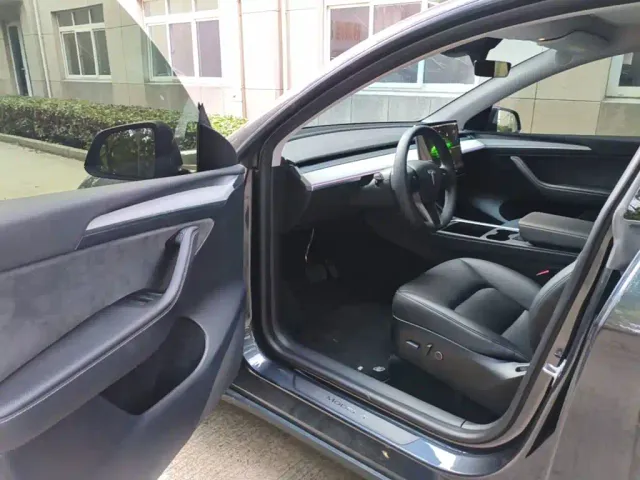 Tesla Model Y — Фото автомобиля 15