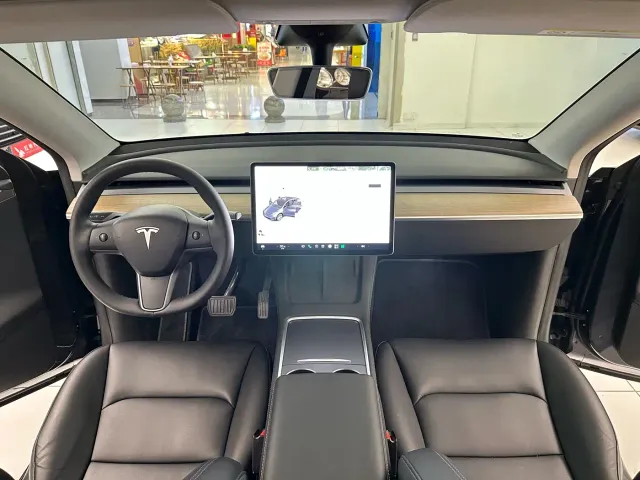 Tesla Model Y — Фото автомобиля 18