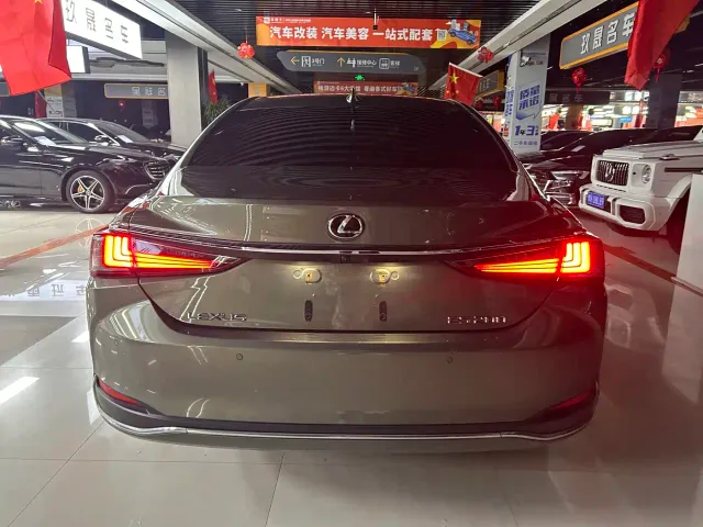 Lexus ES — Фото автомобиля 14