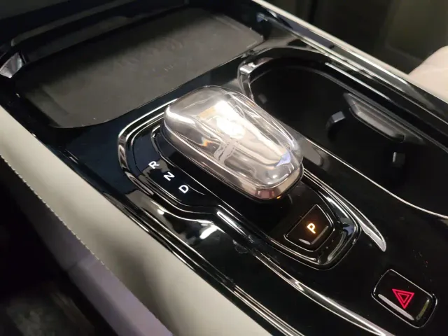Volvo EM90 — Фото автомобиля 8