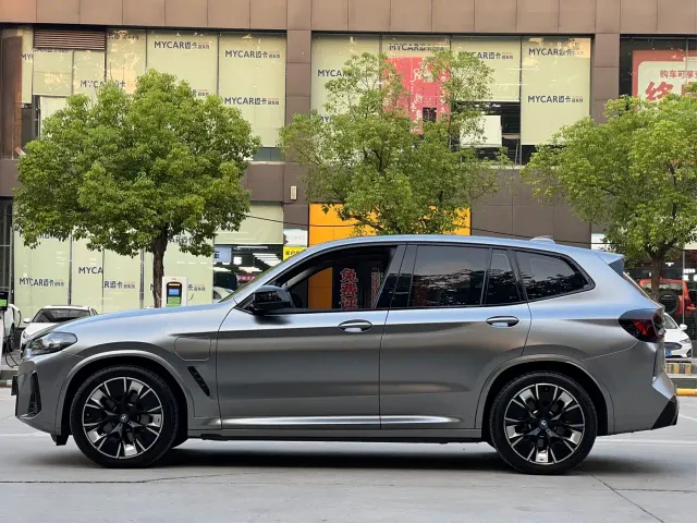 BMW iX3 — Фото автомобиля 2