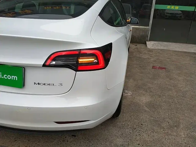 Tesla Model 3 — Фото автомобиля 7