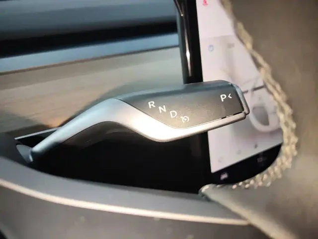 Tesla Model Y — Фото автомобиля 13