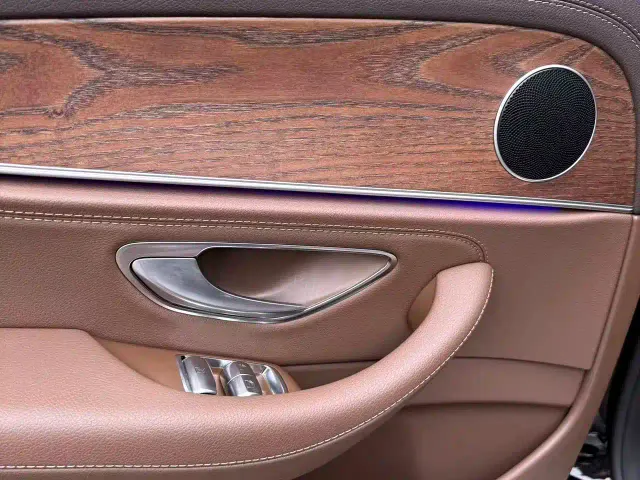Mercedes-Benz E-Class — Фото автомобиля 22