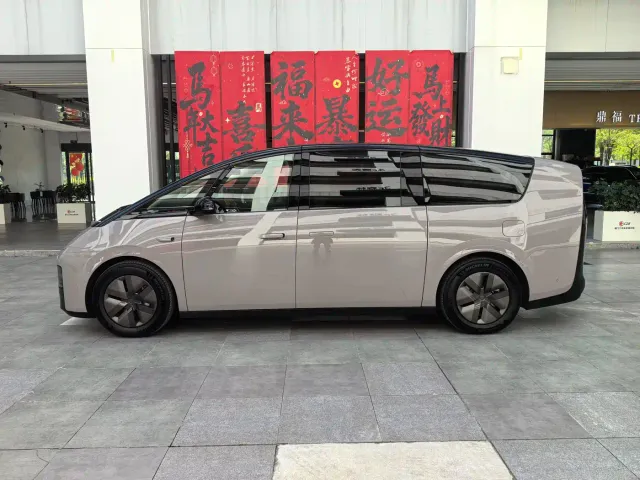 Li Auto MEGA — Фото автомобиля 4