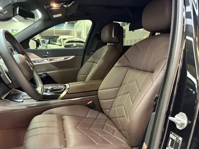 BMW BMW 7 Series 2023 Model 740Li Premium Luxury Package — Фото автомобиля 16