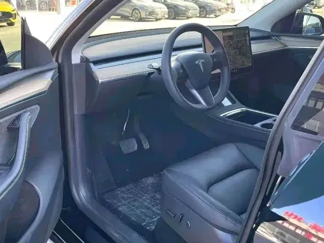 Tesla Model Y — Фото автомобиля 3