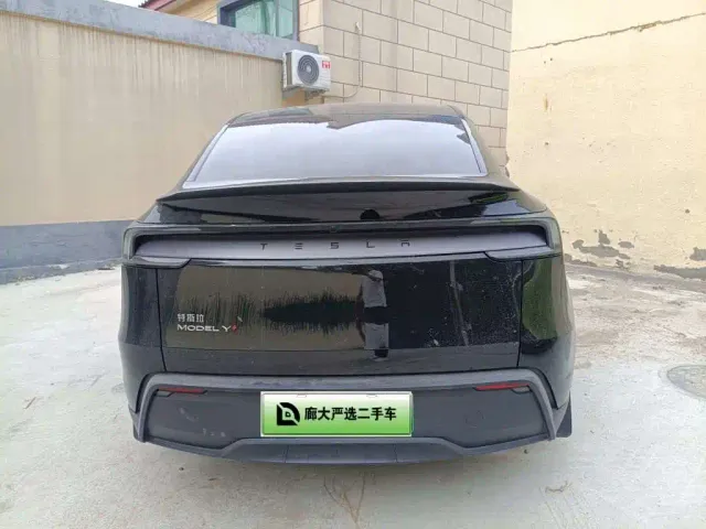 Tesla Model Y — Фото автомобиля 5