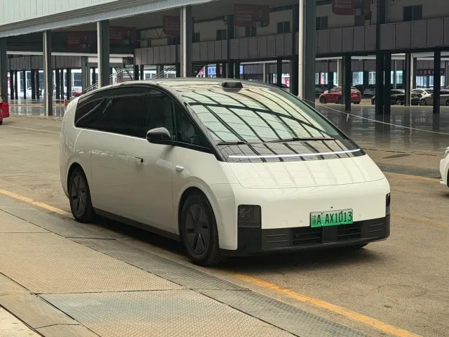Li Auto MEGA — Фото автомобиля 3