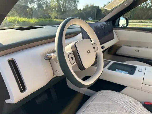 Li Auto L9 — Фото автомобиля 12