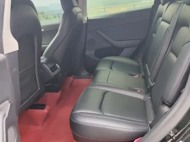 Tesla Model Y — Фото автомобиля 9