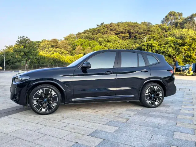 BMW iX3 — Фото автомобиля 3
