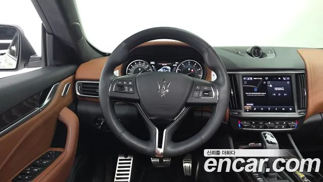 Maserati Levante — Фото автомобиля 12