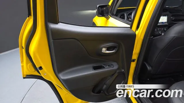 Jeep Renegade — Фото автомобиля 14