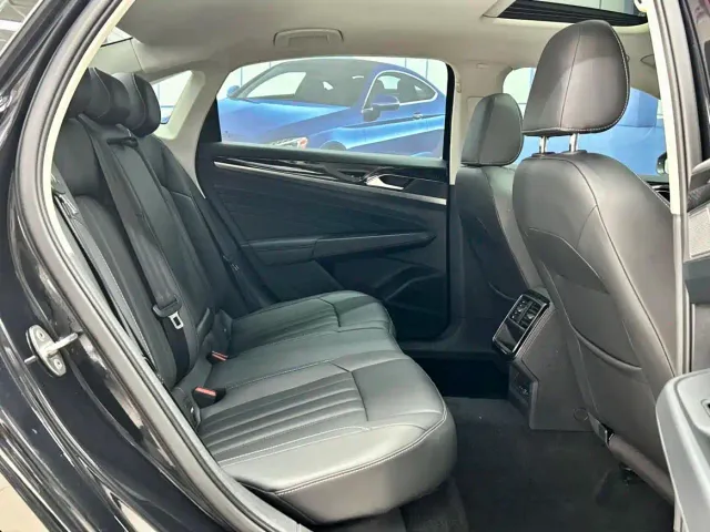 Volkswagen Passat — Фото автомобиля 12