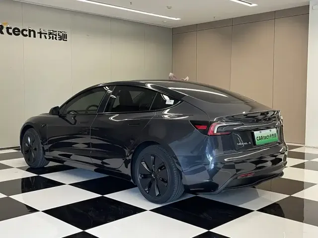 Tesla Model 3 — Фото автомобиля 7