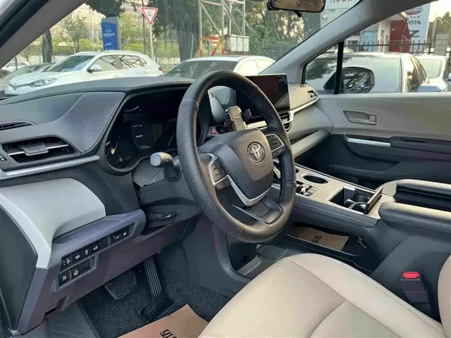 Toyota Sienna — Фото автомобиля 10