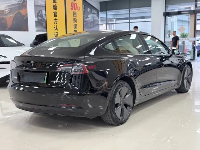 Tesla Model 3 — Фото автомобиля 4