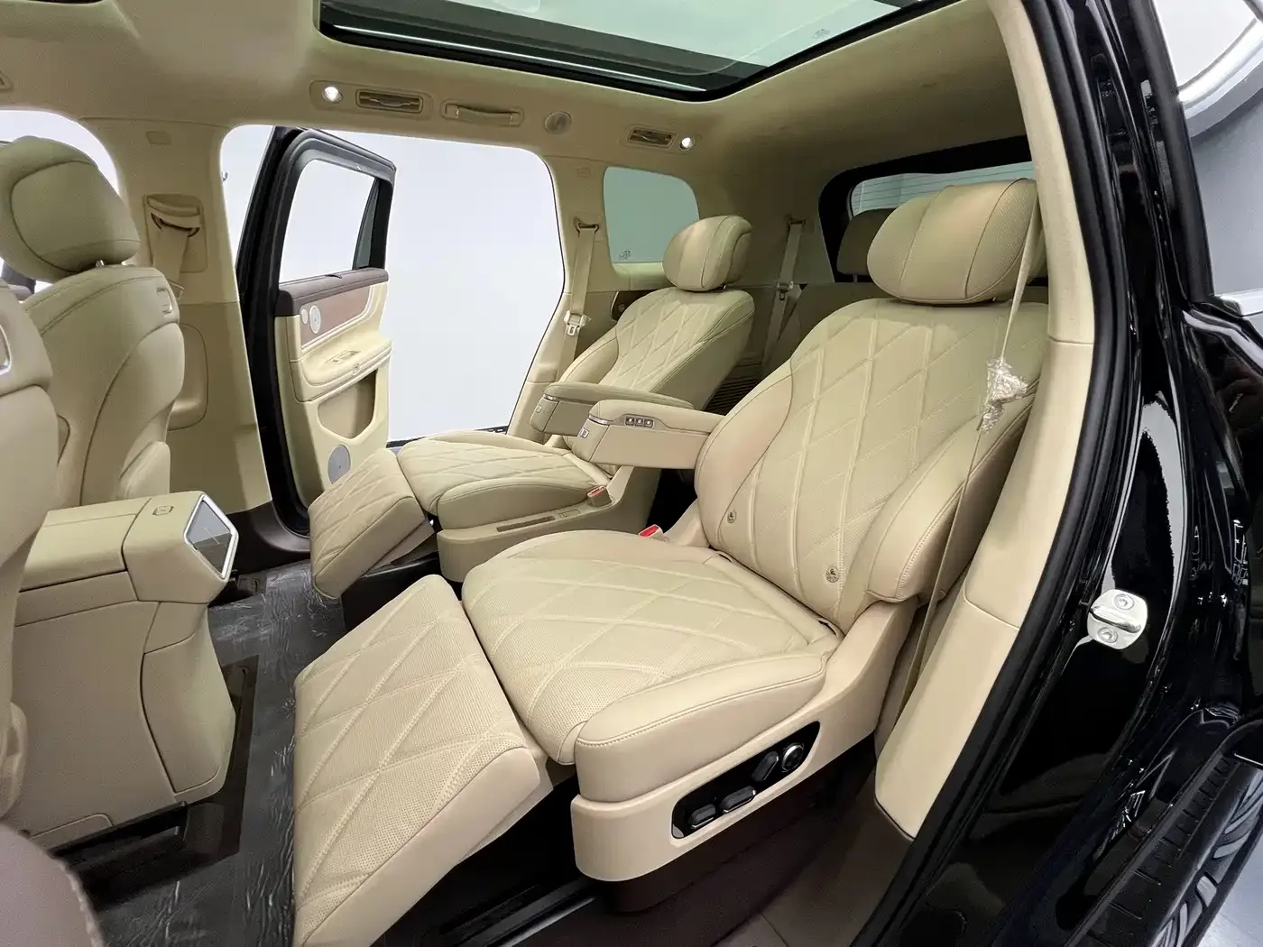 AITO Wenjie AITO M9 2025 Extended Range Ultra 52kWh 6-Seater — Фото автомобиля 9