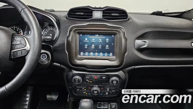 Jeep Renegade — Фото автомобиля 12
