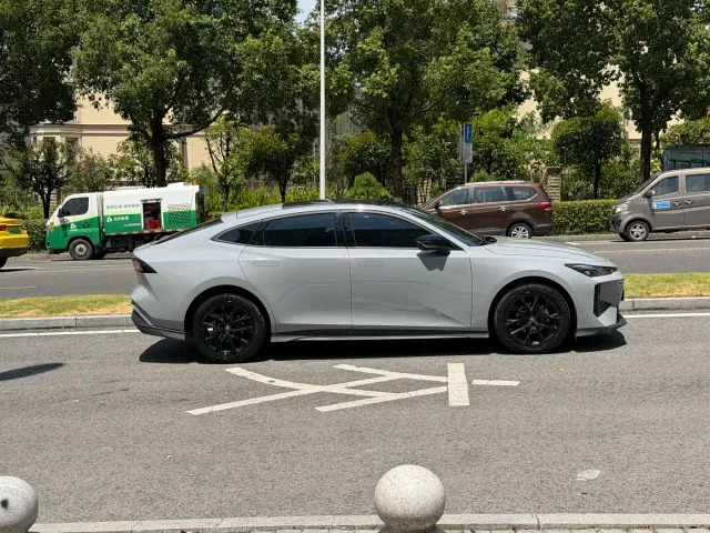 Changan Changan UNI-V 2024 1.5T Deluxe — Фото автомобиля 4